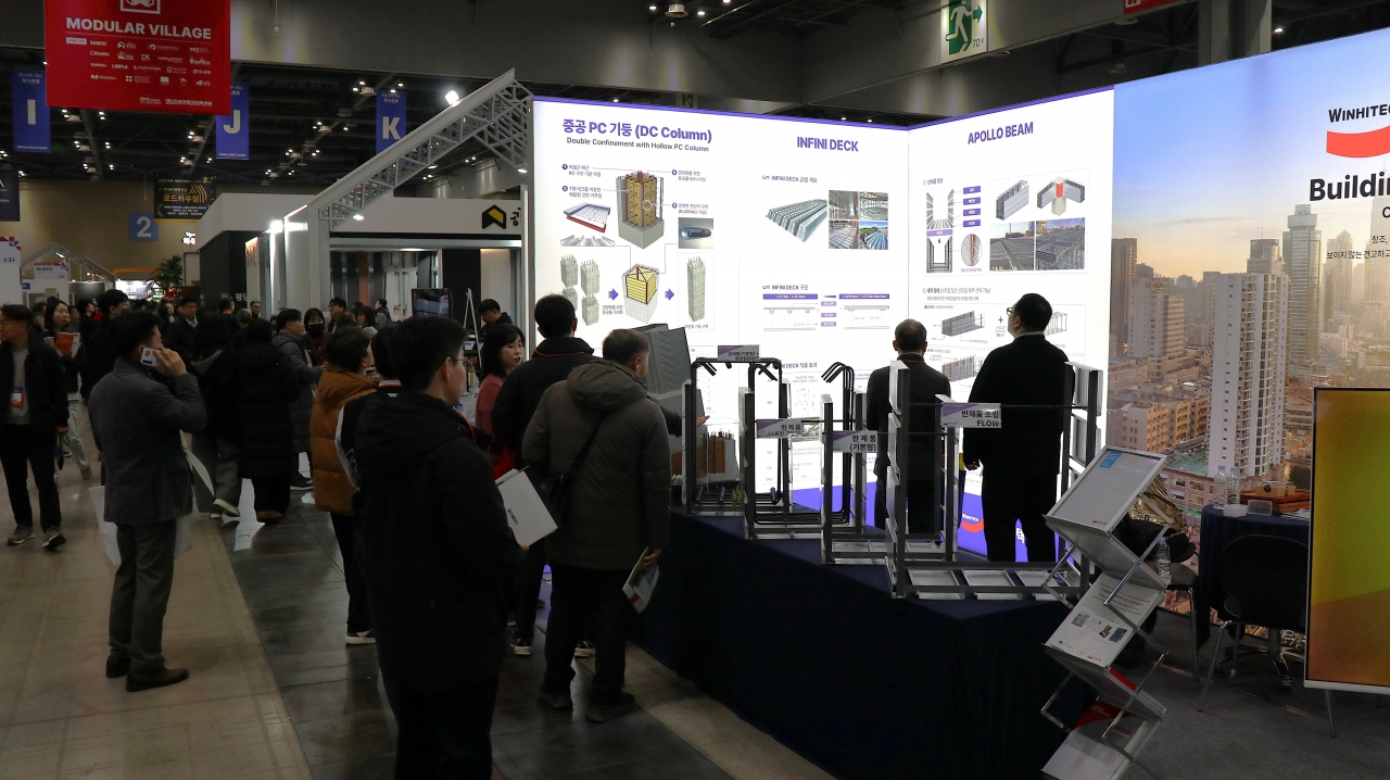 2026 코리아빌드위크 OSC 전시회에서 아폴로빔, DC중공기둥, INFINI DECK가 전시된 윈하이텍 부스 현장