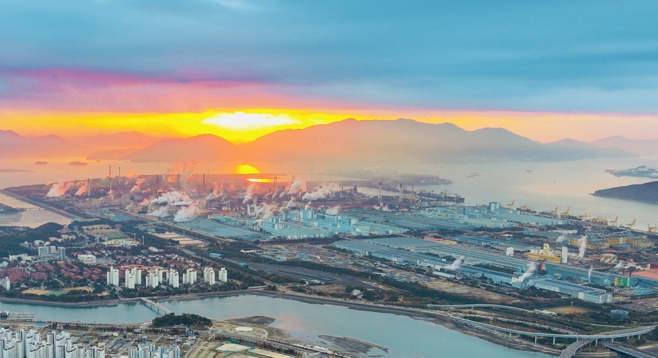 지난 1월 1일, 쉴 새 없이 가동되고 있는 광양제철소 뒤편으로 2026년 병오년 새해 첫 해가 떠오르고 있다. 포스코
