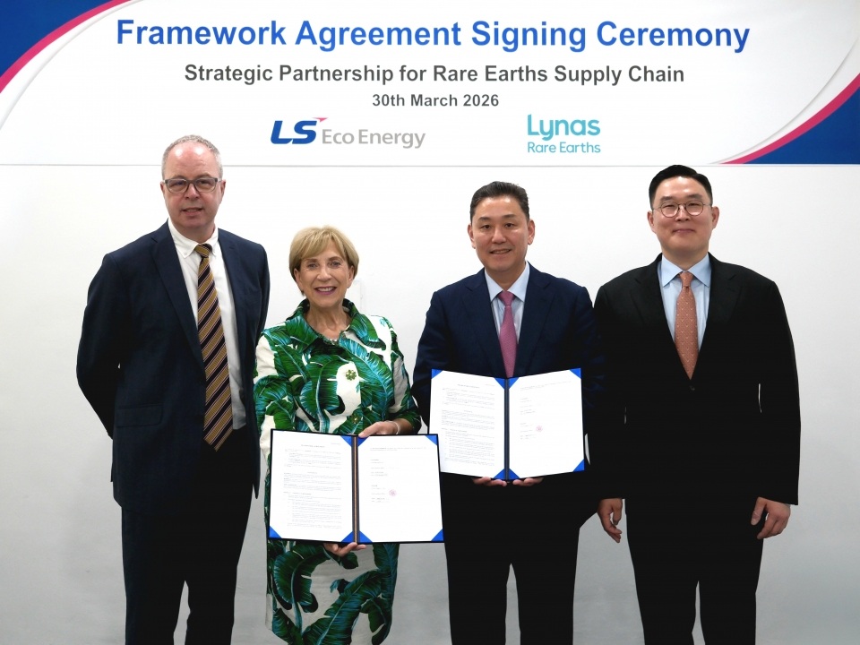 LS에코에너지와 라이너스 주요 관계자들이 희토류 공급망 구축 관련 협약식에서 기념 촬영을 하고 있다./LS에코에너지 제공