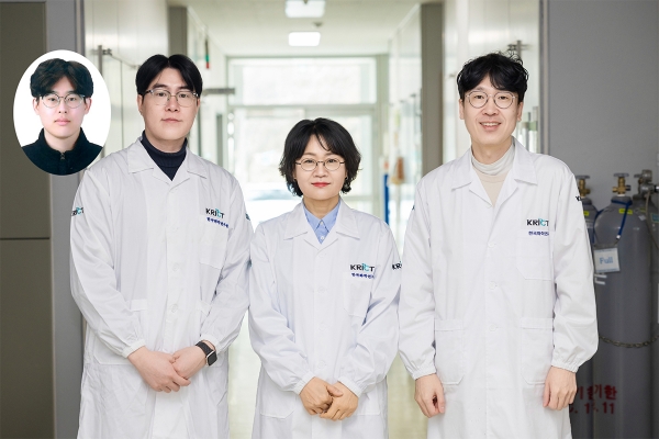 주요 연구팀 사진. 왼쪽부터 정명훈 박사후연구원, 박병욱 선임연구원, 한미정 책임연구원, 강영훈 책임연구원. (사진=화학연구원)