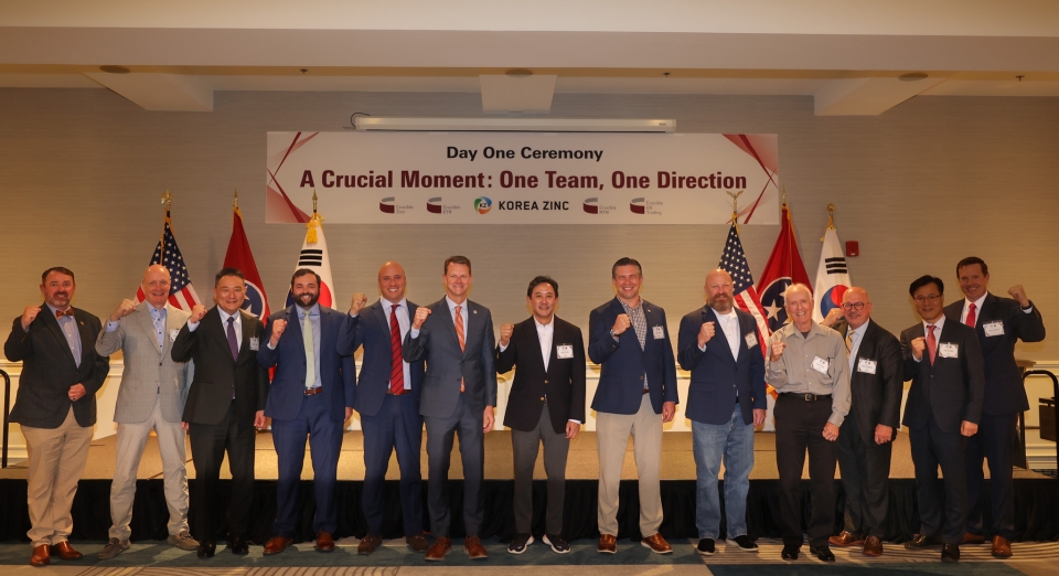 고려아연(회장 최윤범)이 미국 내 통합 제련소 건설 프로젝트인 '프로젝트 크루서블'의 첫걸음을 알리는 공식 기념식을 개최했다. 최윤범 고려아연 회장(사진 가운데)이 회사 및 미국 현지 관계자들과 기념촬영을 하고 있다./고려아연 제공