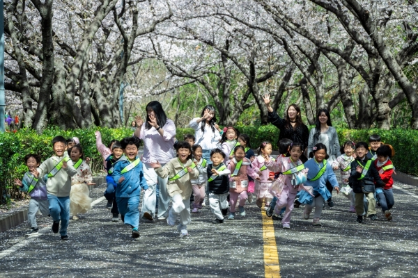지난 3일, 광양 금호동 벚꽃길을 찾은 어린이들이 벚꽃과 함께 즐거움을 만끽하고 있다. 포스코
