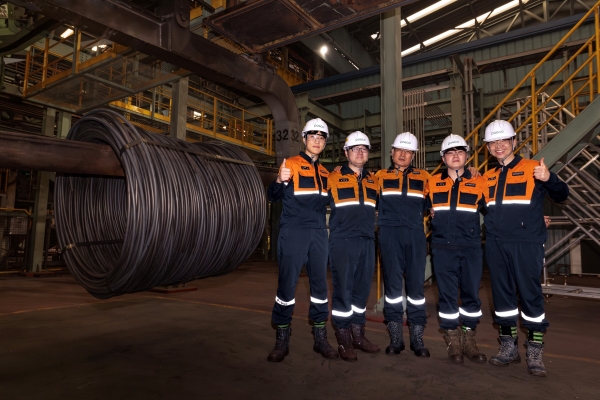 23mm급 대형 ‘현가용 스프링강’ 양산 기술을 공동 개발한 임직원들이 4선재 공장에서 기념사진을 촬영했다. 포스코