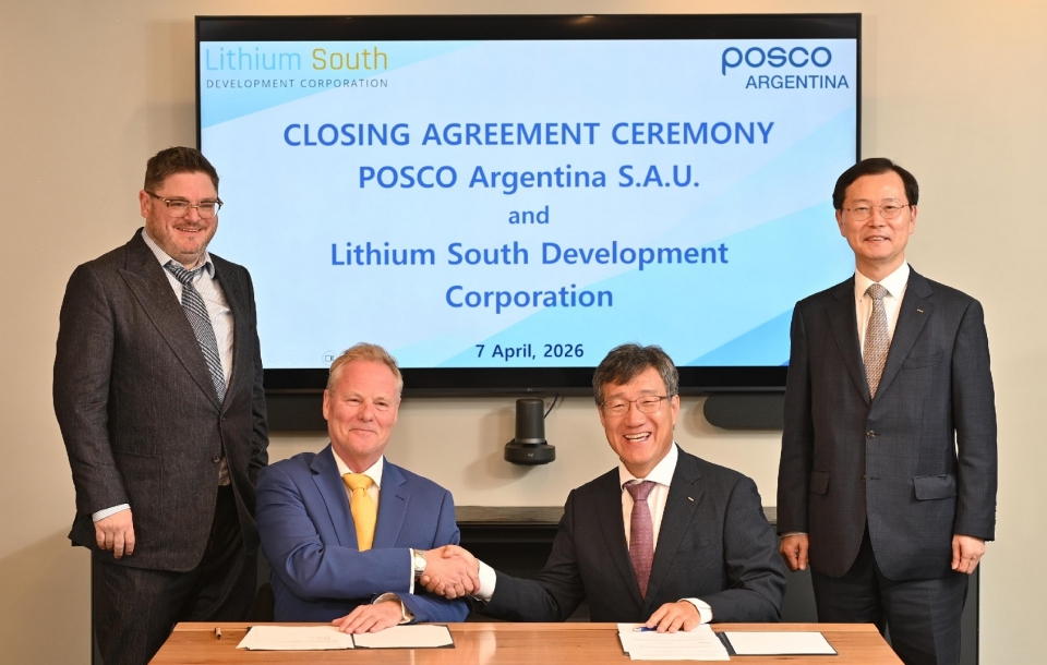 포스코홀딩스가 현지시간 7일 아르헨티나 부에노스아이레스에서 리튬 사우스(Lithium South, LIS)사와 ‘옴브레 무에르토 노스’ 염호 광권 인수 계약을 마무리했다. (사진 왼쪽부터) 크리스토퍼 체리(Christopher P. Cherry) 리튬 사우스 CFO, 에이드리안 홉커크(Adrian Hobkirk) 리튬 사우스 CEO, 박현 포스코아르헨티나 법인장, 이주태 포스코홀딩스 대표이사 사장. 포스코홀딩스