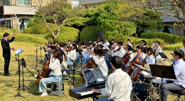 지난 11일, 포항제철소 포스필하모닉오케스트라가 포항 호텔 영일대 잔디광장에서 찾아가는 클래식 ‘영일대 블라썸’ 연주회를 진행했다. 포스코