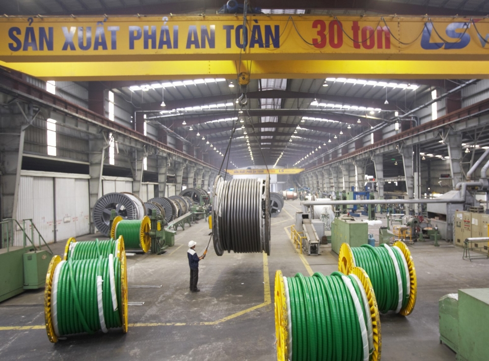 LS에코에너지 베트남 생산법인 LS-VINA에서 직원이 초고압 케이블을 생산하고 있다_LS 제공