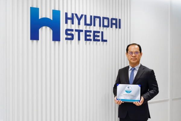 현대제철 이보룡 사장이 세계철강협회로부터 수상한 '2026 WSA 지속가능성 챔피언 인증서'를 들고 있다. 현대제철