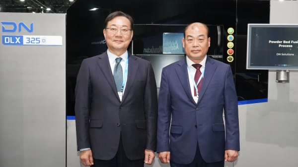 김원종(왼쪽) DN솔루션즈 대표이사와 이근(오른쪽) LDAS 대표이사가 지난 14일 경기도 고양시 KINTEX 전시장에서 열린 'SIMTOS 2026' 행사장에서 만나, 적층가공 장비 DLX 325D 앞에서 기념촬영하고 있다. (사진=DN솔루션즈)