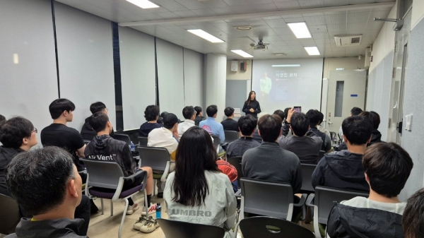 이연진 코치가 포스코 한마당 체육관에서 직원들에게 올바른 러닝 습관과 노하우를 전수하고 있다. 포스코