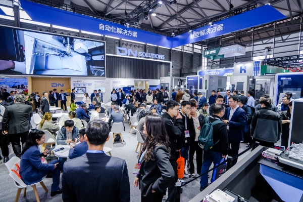 지난 4월 21일 중국 상하이 국제 전시센터에서 열린 ‘CCMT 2026’ 행사 중 DN솔루션즈 부스를 관람객들이 돌아보고 있다. (사진=DN솔루션즈)