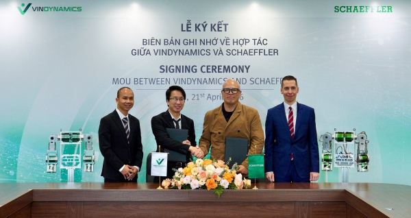 왼쪽부터 빈다이나믹스 최고 기술 책임자 응우옌 꽝 빈, 빈다이나믹스 하드웨어 담당 이사 레 민, 셰플러 아시아태평양 지역 휴머노이드 부문장 한 분 시우, 셰플러 아시아태평양 지역 CEO 막시밀리안 피들러. (사진=셰플러코리아)