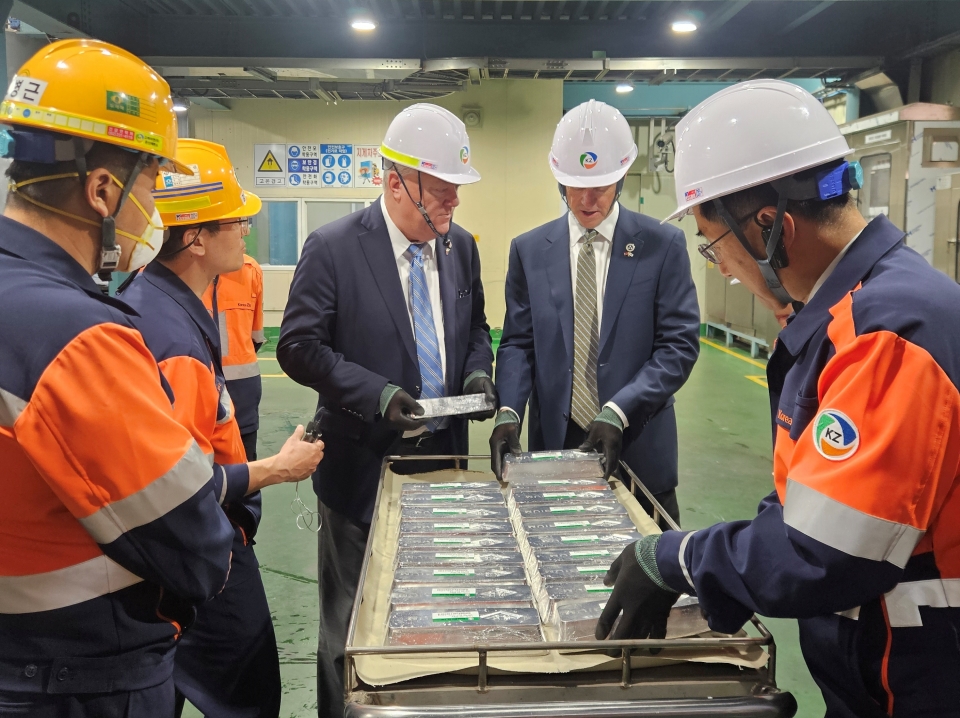 (오른쪽 두번째)스튜어트 맥워터(Stuart C. McWhorter) 부지사 등 테네시주 관계자들이 고려아연 온산제련소에서 인듐 제품을 만져보는 모습(사진=고려아연)