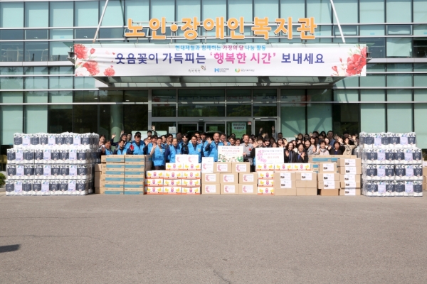 [보도사진] 현대제철 당진제철소가 30일 당진종합복지타운에서 가정의 달 맞이 이웃사랑 나눔 활동을 앞두고 기념 촬영을 하고 있다