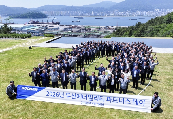 두산에너빌리티 창원 본사에서 진행된 ‘2026 파트너스 데이’에서 참석자들이 기념촬영을 하고 있다. (사진=두산에너빌리티)