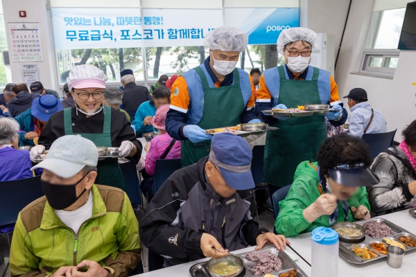 이희근 포스코 사장(가운데)과 급식대가 이미영 셰프, 오창석 포항제철소 제강부 명장이 포항 송도동 송림노인복지관에서 특별 배식 봉사를 하고 있다. 포스코