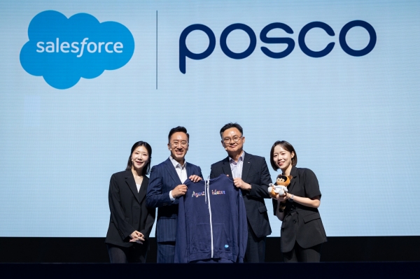 포스코가 10일 서울 코엑스에서 개최된 ‘에이전트포스 월드투어 코리아 2026’에 참석해 포스코의 AX추진 방향을 소개했다. (왼쪽에서 두번째) 박세진 세일즈포스 코리아 대표, (오른쪽에서 두번째) 노성래 포스코 마케팅전략실장. 포스코