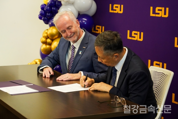 현대제철과 루이지애나주립대학교(LSU)가 차세대 제철기술 공동 연구를 위한 마스터 연구협약(MRA)을 체결했다. 사진 왼쪽부터 제임스 달튼(James Dalton) LSU 총장, 정유동 현대제철 연구개발센터장(전무). 현대제철