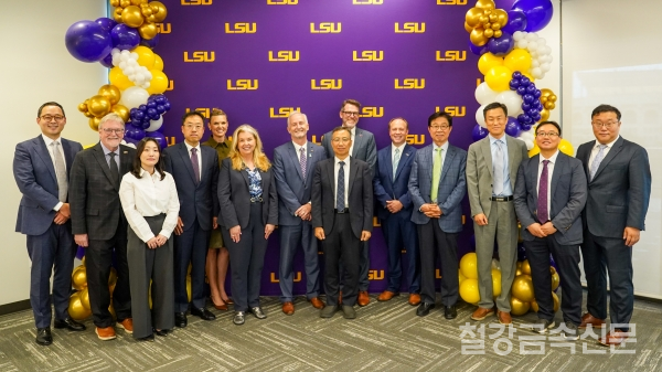 LSU와 현대제철이 MRA 체결식을 진행하며 기념 촬영을 하고 있다. 현대제철