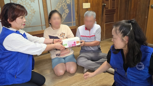 세아창원특수강이 하동군자원봉사센터와 함께 관내 취약계층 및 저소득 노인 세대 50가구를 방문해 건강 차 세트를 전달했다. (사진=하동군)
