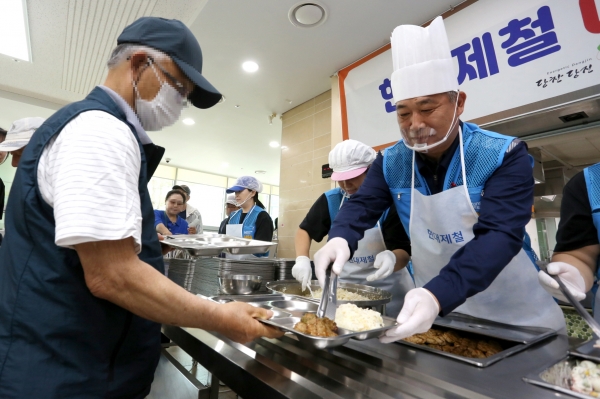 현대제철이 초복을 앞둔 14일 당진시노인복지관 경로식당에서 보양식 배식 봉사활동을 실시했다. 현대제철