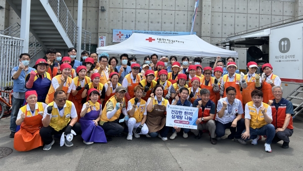 포스코이앤씨와 (사)포항시자원봉사센터는 15일 포항지역 무료급식소 5곳에서 폭염 취약계층을 대상으로 삼계탕 1,000인분을 전달하고 배식 봉사활동을 실시했다. 포항시자원봉사센터