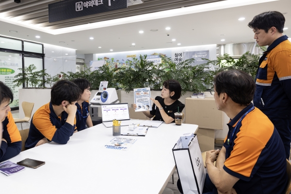 수면건강 상담부스에 참여한 포항제철소 직원들이 의료진으로부터 상담을 받고 있다. 포스코