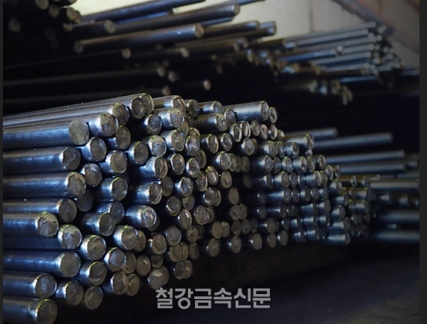 중소 부품업계와 수입유통업계는 중국산 봉강에 대한 반덤핑 관세 부과가 미칠 악영향을 고려해 중소벤처기업부에 대책 마련을 건의하기로 했다. 사진은 중국산 특수강봉강. (사진=철강금속신문)