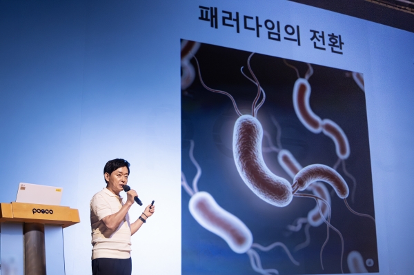 포스코 포항제철소가 개최한 건강 특강에서 박용우 교수가 임직원과 지역 시민을 대상으로 강연하고 있다.